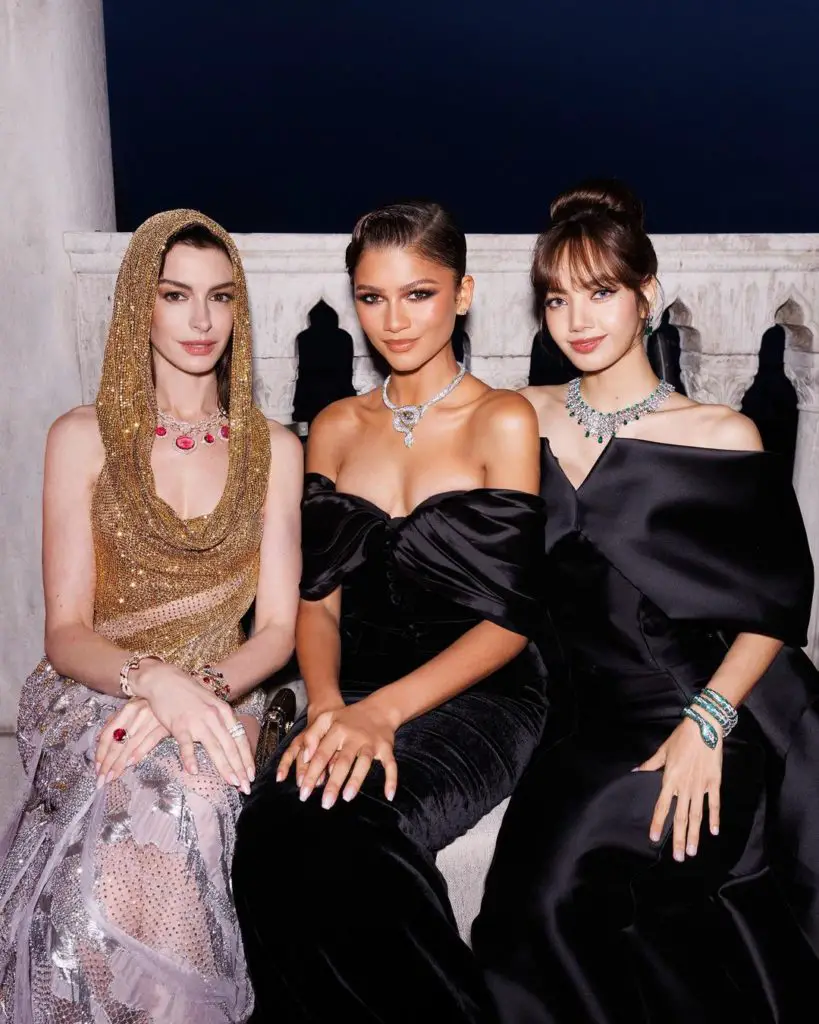 Lisa BLACKPINK Prend La Pose Avec Zendaya Anne Hathaway Et Priyanka