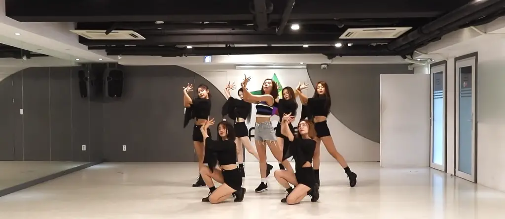 Ashley (LADIES’ CODE) met en ligne sa vidéo d’entraînement sur « HERE