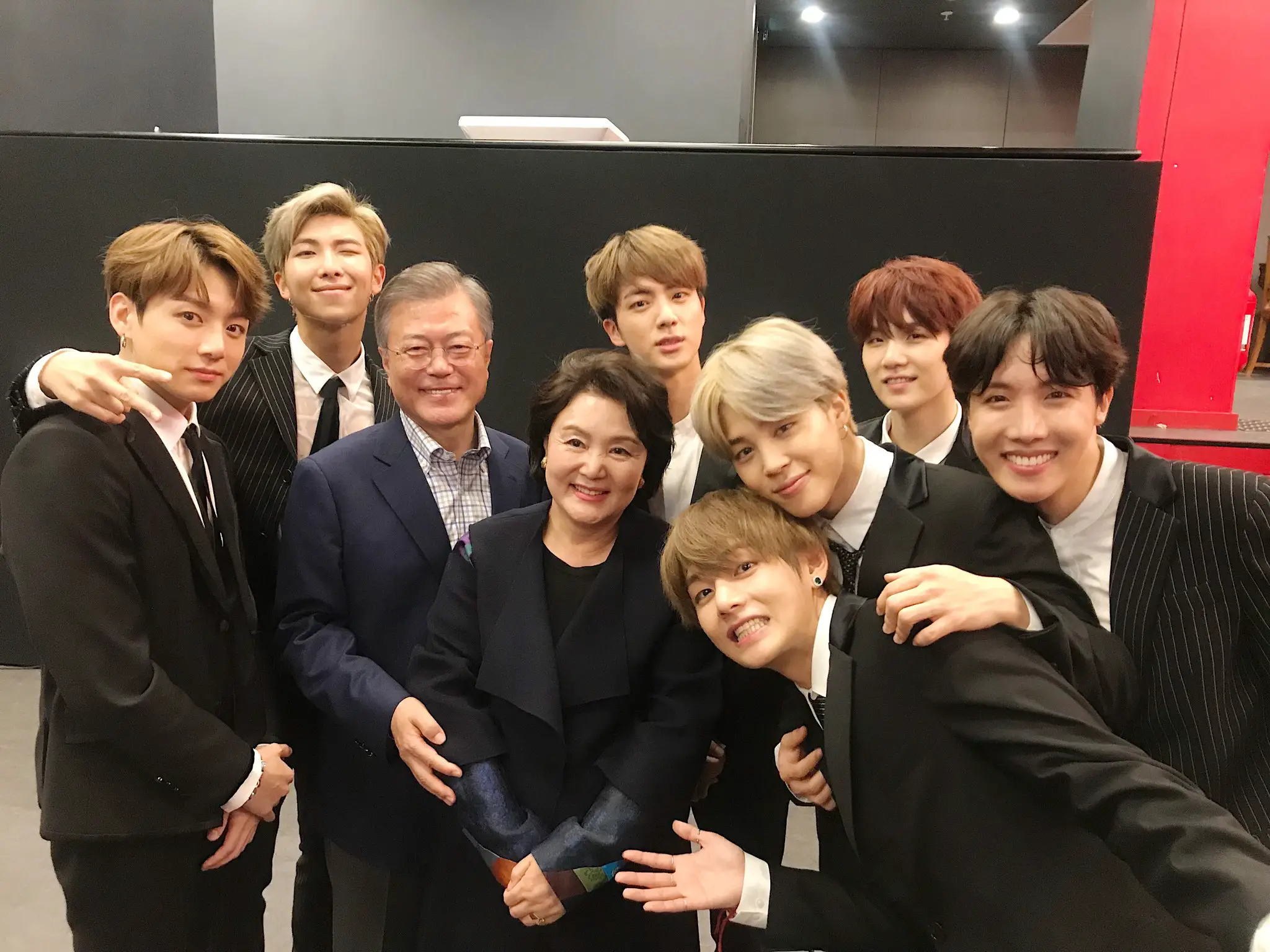Les BTS posent avec le président Moon Jae In après le concert en France