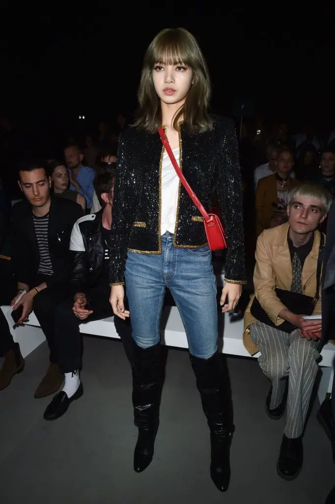 Lisa (BLACKPINK) prend la pose au défilé de CELINE à la Paris Fashion