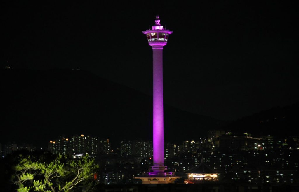 Les monuments de Busan brillent aux couleurs de BTS pour le sixième ...