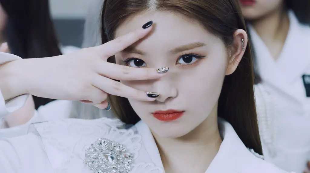 EVERGLOW dévoile la version performance du MV de « Adios » KGEN