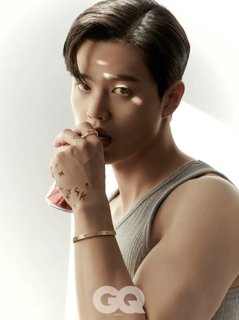 Doyoung (NCT) et Song Kang posent pour GQ KOREA KGEN