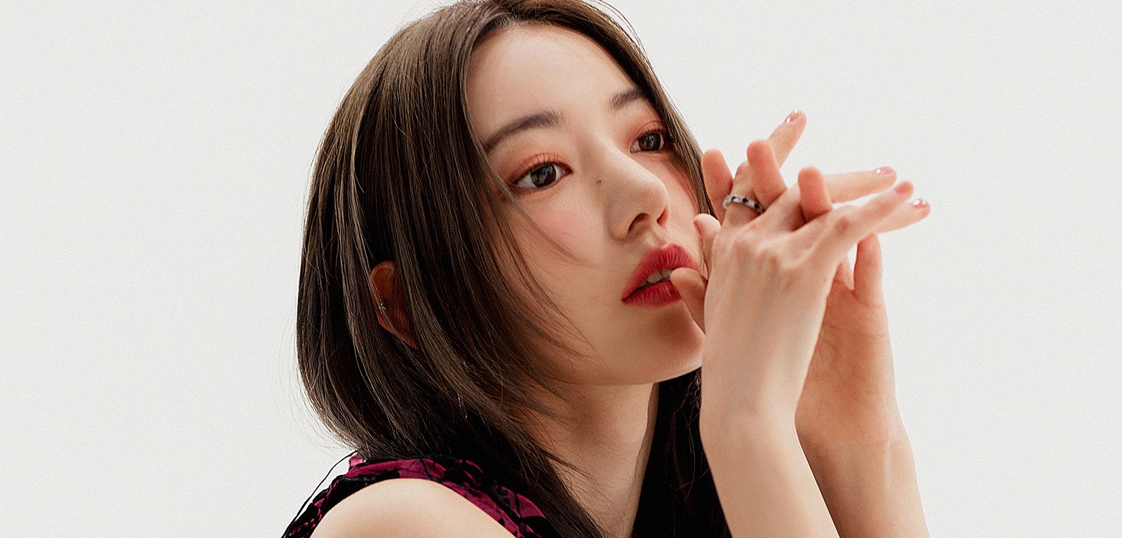 Sakura lesserafim. Группа le sserafim. Sakura lesserafim. Sakura lesserafim. Sakura selfmade photo.