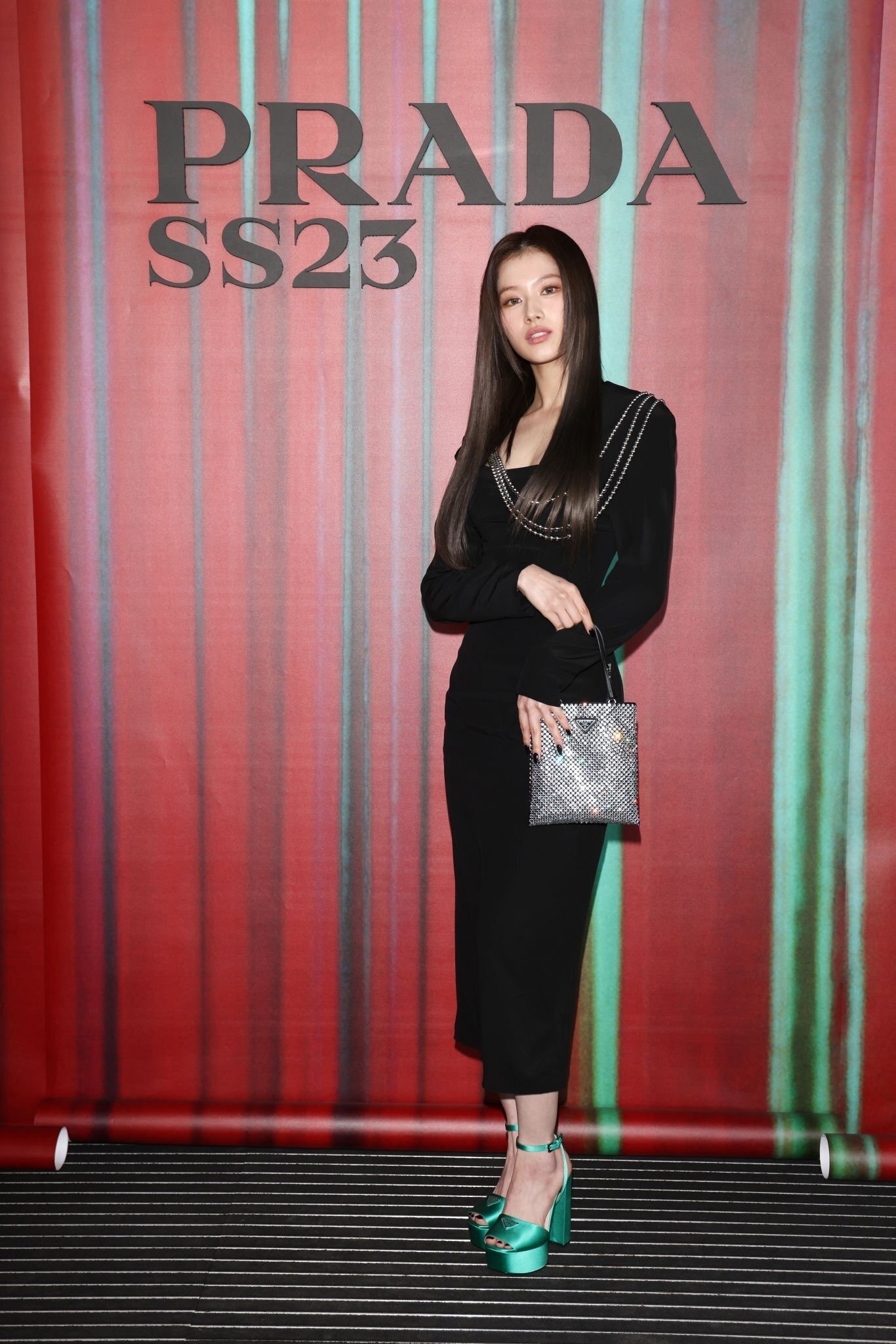 Sana TWICE Et Joy Red Velvet Prennent La Pose Aux D fil s De PRADA Sana TWICE Et Joy Red Velvet Prennent La Pose Aux D fil s De PRADA